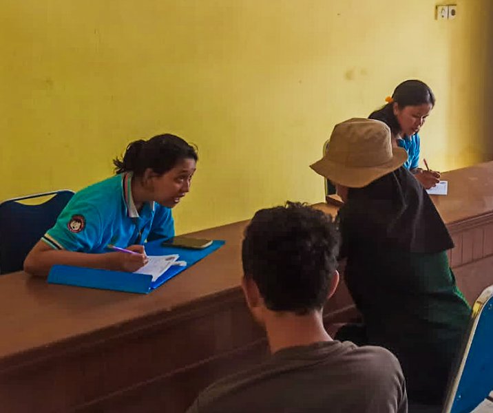 Petugas Dinsos Pekanbaru saat mewawancarai tiga PMKS yang diamankan dari jalanan. Foto: Istimewa.