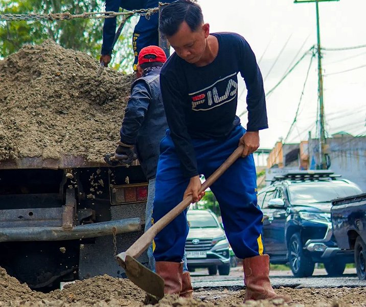 Dinas PUPR Pekanbaru menimbun lubang Jalan Dharma Bakti beberapa hari lalu. Foto: Istimewa.