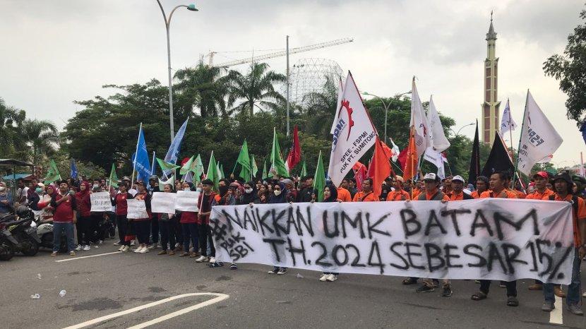 Aksi tuntutan kenaikan UMK 15 persen di Batam/Tribunbatam