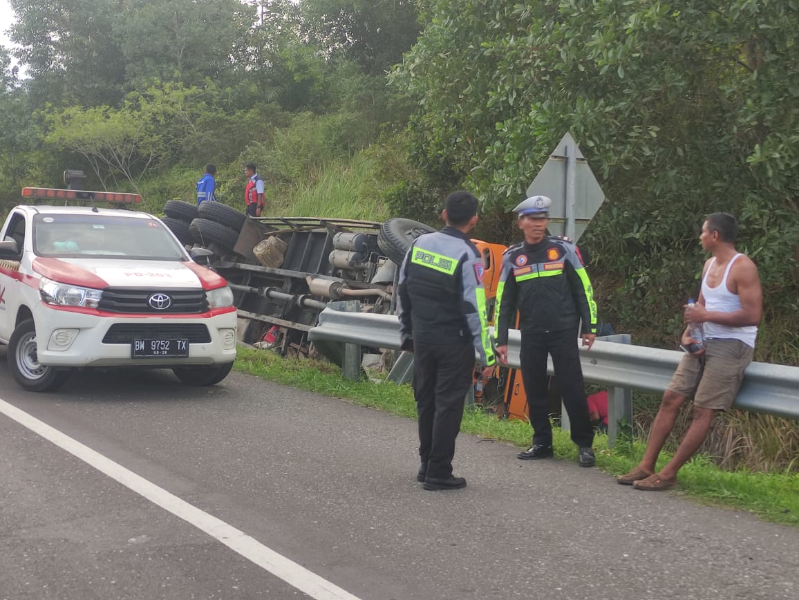 PJR mendatangi lokasi kecelakaan dump truk kdi Tol Pekanbaru-Dumai