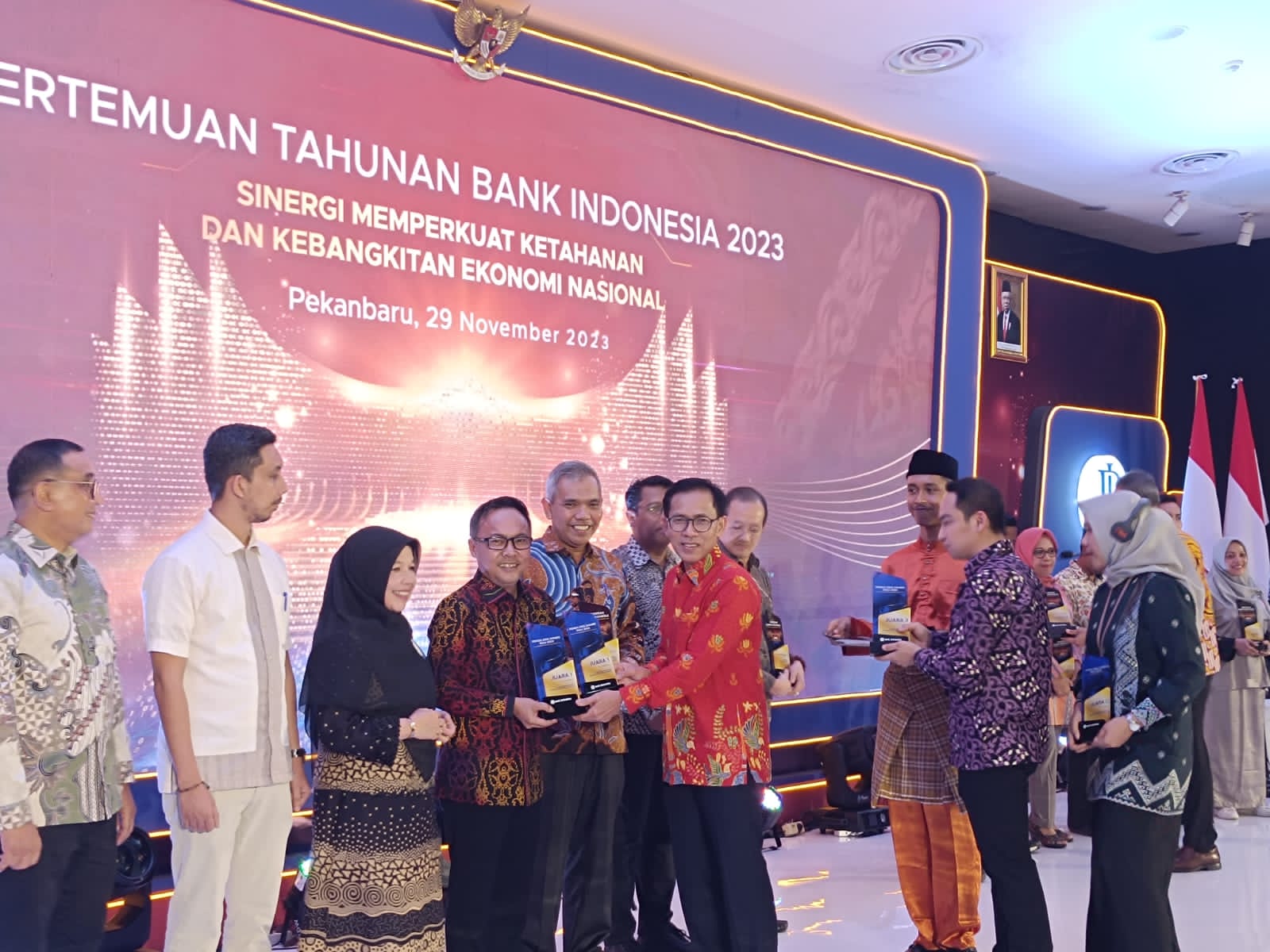 Sekda Bengkalis dr. Ersan Saputra saat menerima penghargaan dari BI Riau
