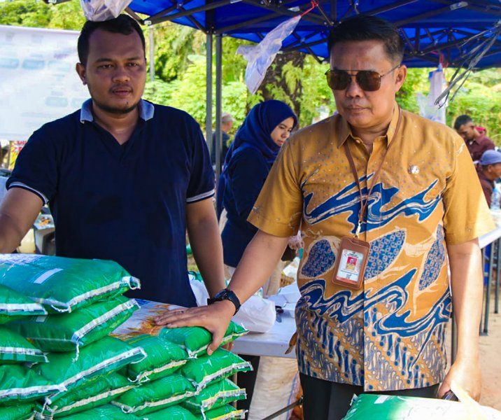 Kepala Disketapang Pekanbaru Maisisco (kanan) saat mengecek stok beras di pasar murah, beberapa pekan lalu. Foto: Istimewa.