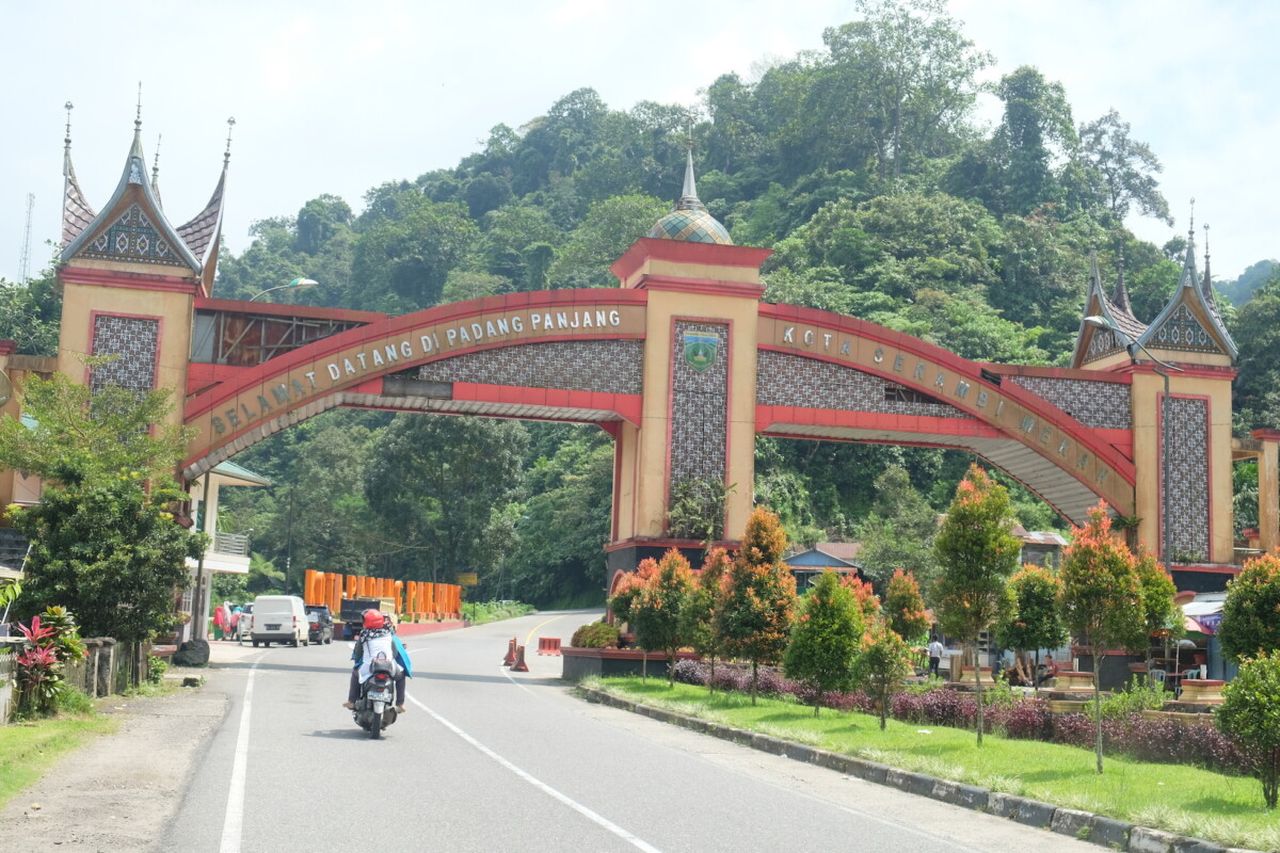 Pintu gerbang memasuki Kota Padang Panjang/Kompas