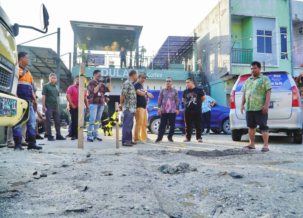 Pj Bupati Kampar, Firdaus tinjau perbaikan jalan Suka Karya