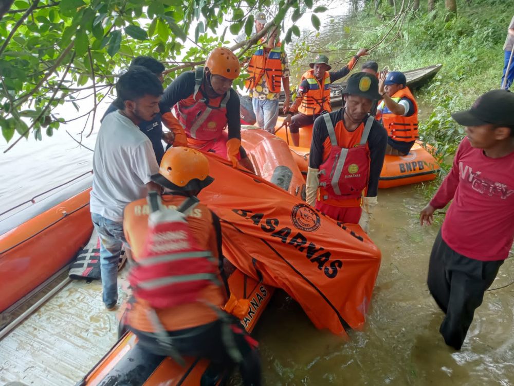 Evakuasi nelayan yang tenggelam di sungai Kampar