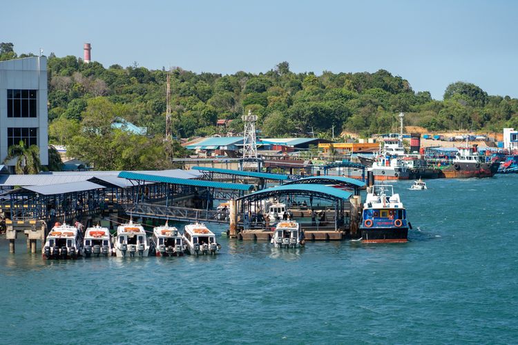 Pelabuhan Batam/Shutterstock