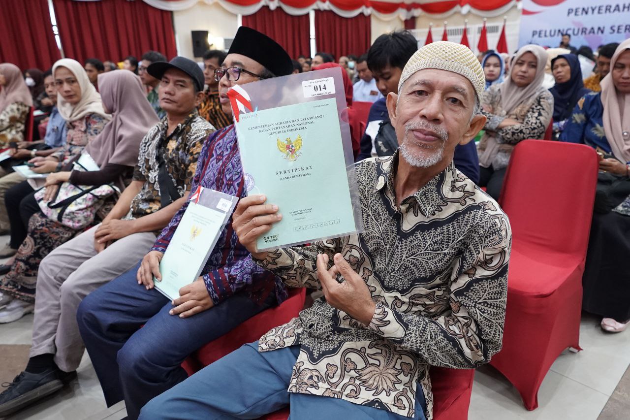 Masyarakat Riau penerima sertifikat tanah