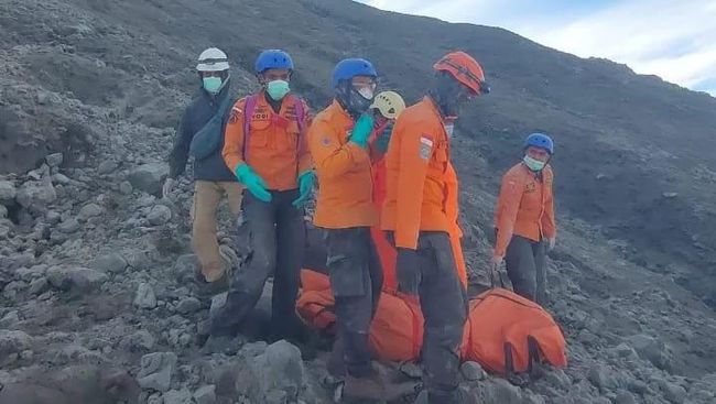 Evakuasi pendaki erupsi gunung marapi (Dok Basarnas)