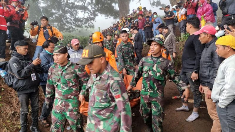 Evakuasi Pendaki Korban Erupsi Gunung Marapi (Dok Basarnas)