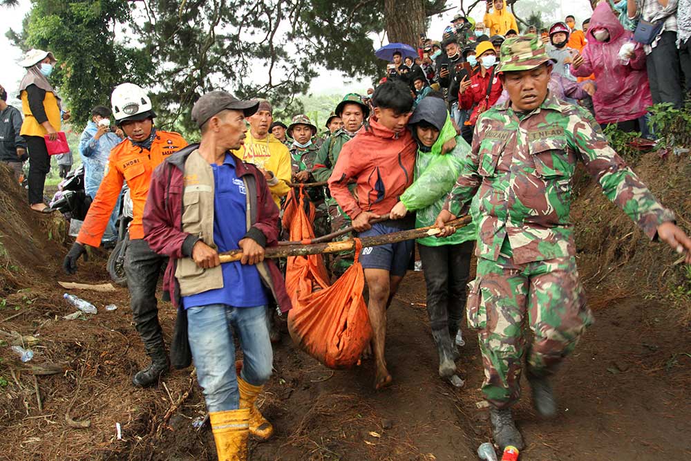 Evakuasi korban erupsi gunung marapi