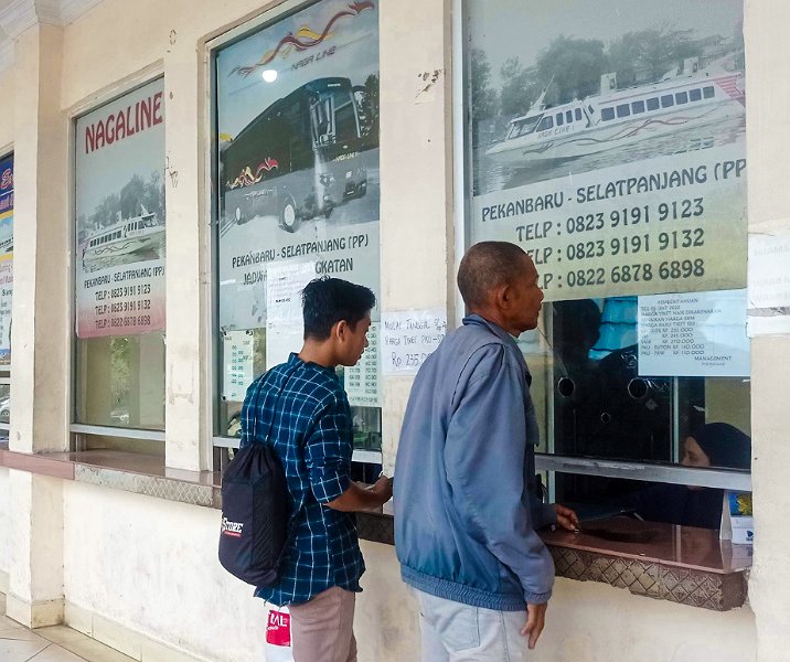 Calon penumpang saat membeli tiker kapal di Pelabuhan Sungai Duku Pekanbaru. Foto: Istimewa.