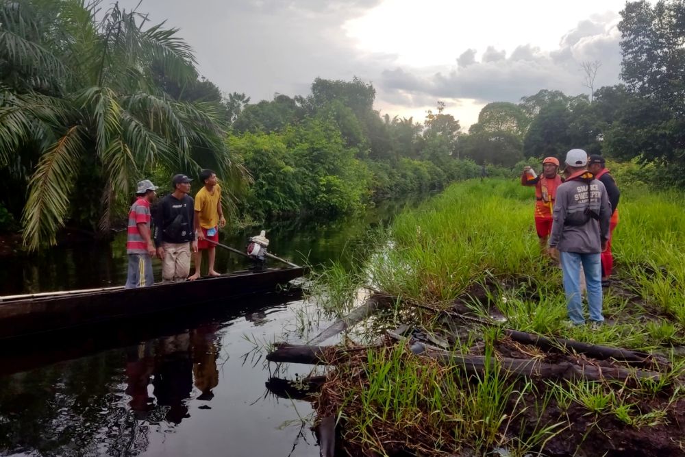 Proses pencarian seorang pemuda di Kota Dumai yang diterkam buaya