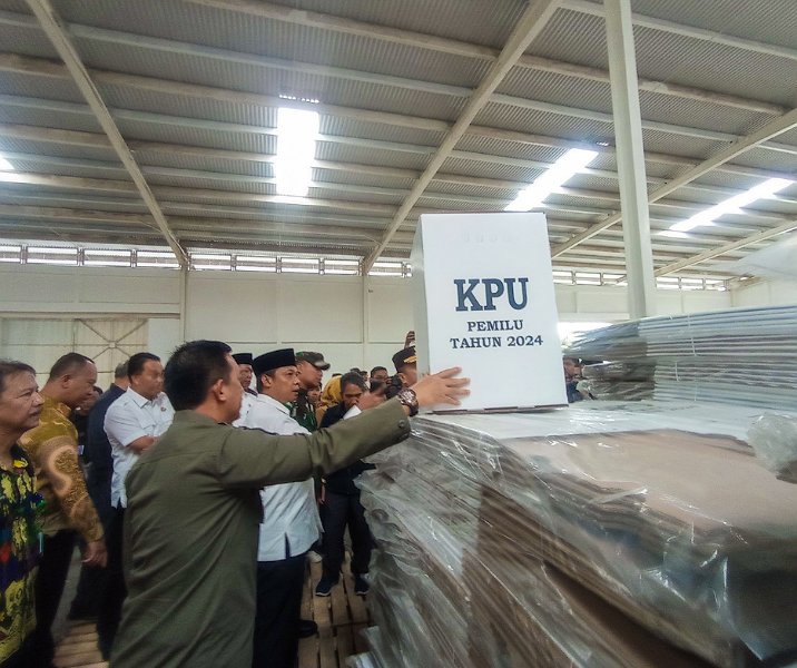 Pj Wali Kota Pekanbaru Muflihun bersama Forkopimda meninjau gudang logistik KPU, Jumat (8/12/2023). Foto: Surya/Riau1.