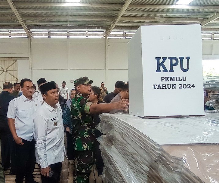 Pj Wali Kota Pekanbaru Muflihun bersama Forkopimda mengecek gudang logistik KPU, Jumat (8/12/2023). Foto: Istimewa.