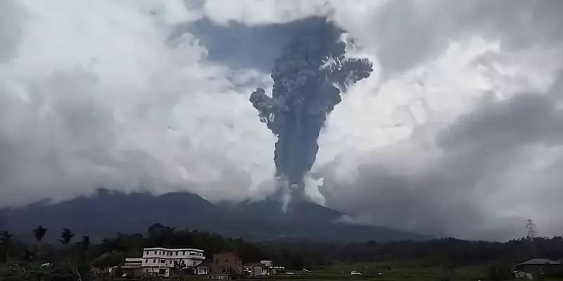 Saat erupsi Gunung Marapi