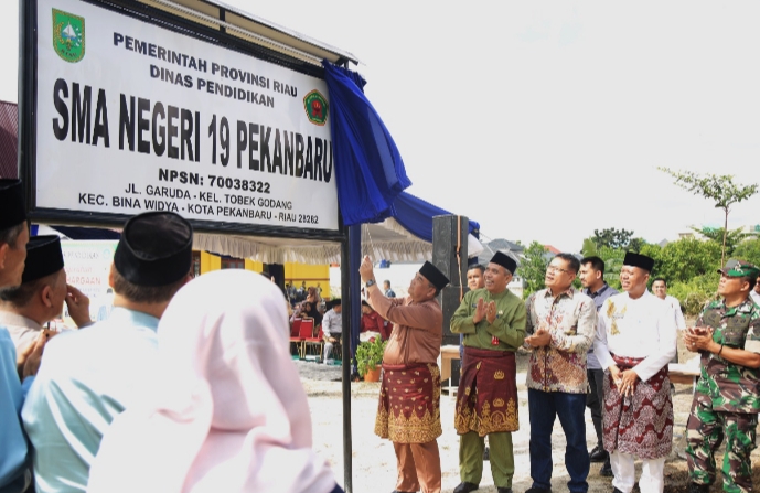 Peresmian SMAN 19 Pekanbaru belum lama ini