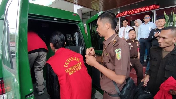 Tersangka Kasus Pengelolaan Pasar Atas Bukittinggi dibawa ke mobil tahanan/Katasumbar