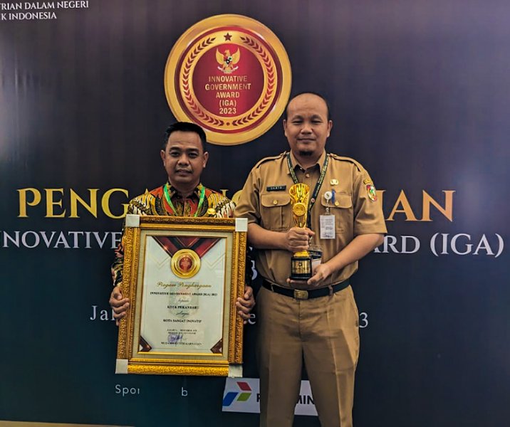 Asisten III Setdako Pekanbaru Samto (kanan) bersama Kepala BPP M Jamil usai menerim penghargaan IGA dari Kemendagri pada 12 Desember 2023. Foto: Istimewa.
