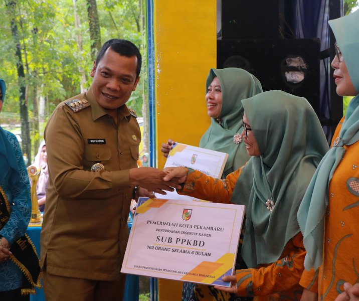 Pj Wali Kota Pekanbaru Muflihun menyerahkan insentif secara simbolis kepada kader sub PPKDB di Alam Mayang pada 4 Desember 2023. Foto: Istimewa.