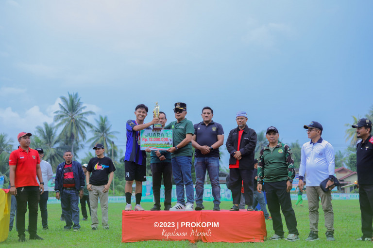 Penyerahan hadiah pemenang turnamen Bupati Cup 2023