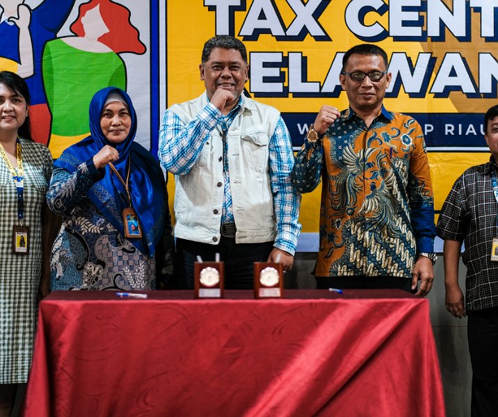 Kepala Kanwil DJP Riau Ahmad Djamhari bersama pimpinan perguruan tinggi dalam acara Tax Center dan Relawan Pajak Gathering di Aula Balai Diklat Keuangan Pekanbaru pada 14 Desember 2023. Foto: Istimewa.