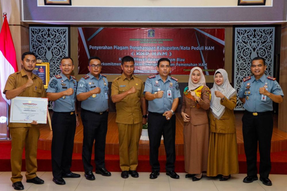 Usai penyerahan penghargaan kabupaten Peduli HAM