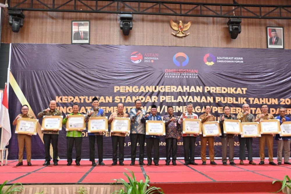 Penyerahan penghargaan kepatuhan penyelenggaraan pelayanan publik di Riau