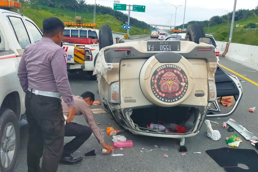 Minibus yang terbalik di Tol Pekanbaru-Dumai