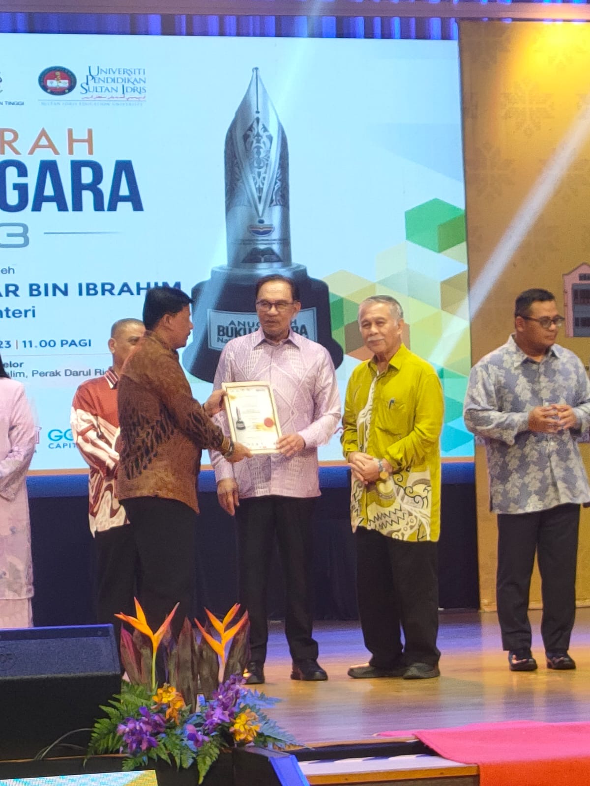 PM Malaysia Anwar Ibrahim saat menyerahkan penghargaan pada Muhammad Isa Selamat