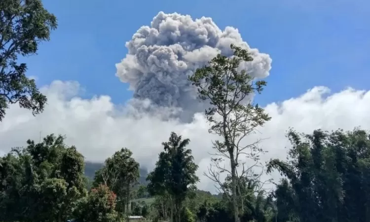 Gunung Erupsi yang erupsi/Antara