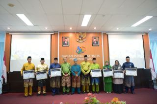Penyerahsn penghargaan indeks pembangunan statistik di Riau
