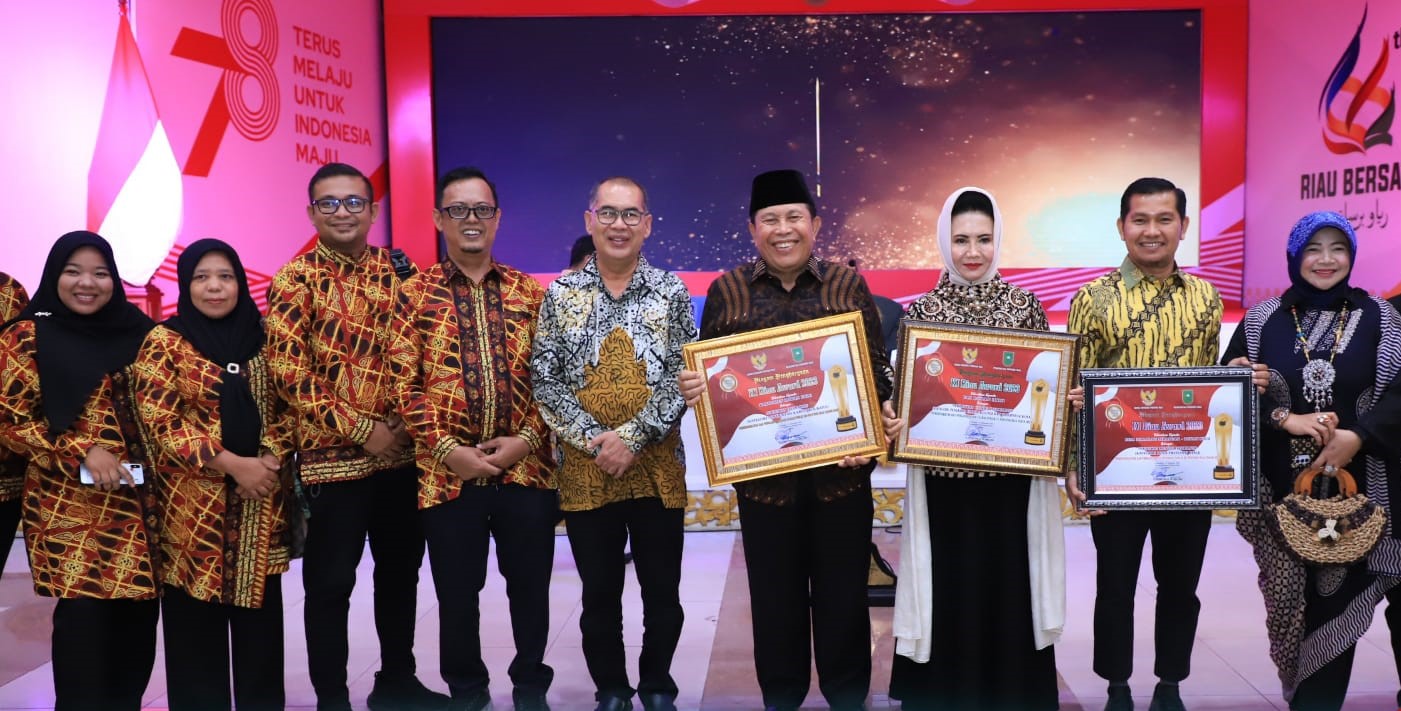 Bupati Rohul, Sukiman usai terima Anugerah Keterbukaan Informasi