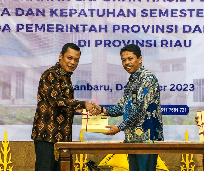 Pj Wali Kota Pekanbaru Muflihun menerima LHP Pengadaan Barang dan Jasa dari Kepala BPK perwakilan Riau Jariyatna, Kamis (22/12/2023). Foto: Istimewa.