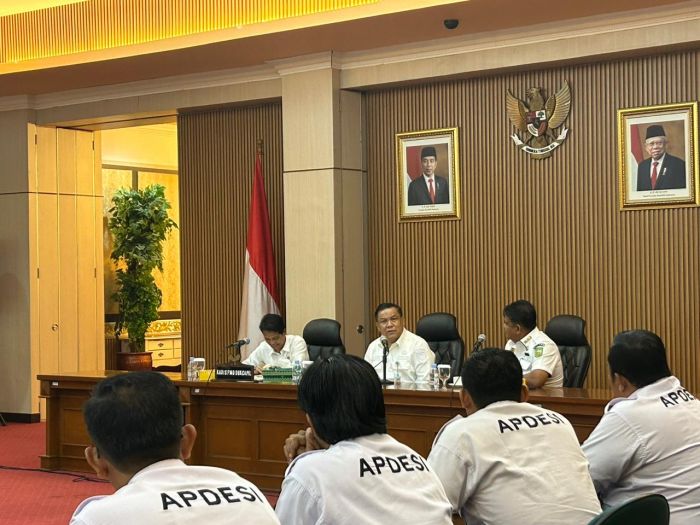 Pertemuan Sekdaprov Riau, SF Hariyanto dengan APDESI Riau