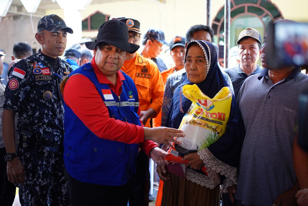 Gubernur Riau, Edy Natar salurkan bantuan untuk korban banjir