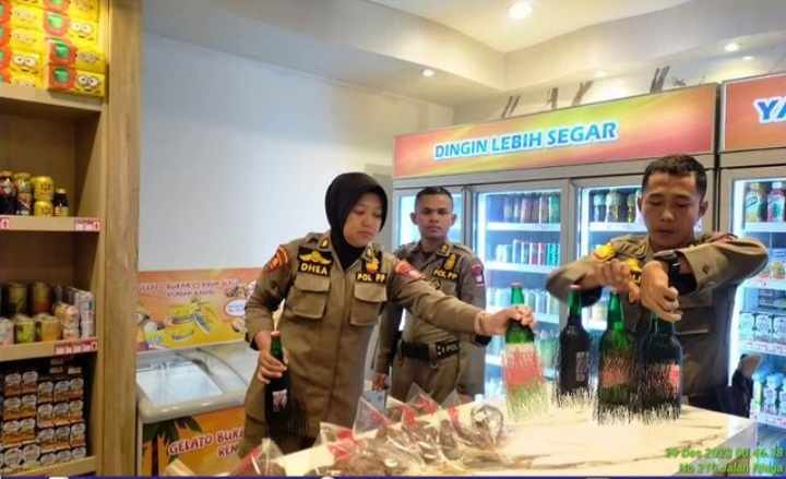 Satpol PP Padang sita minuman beralkohol