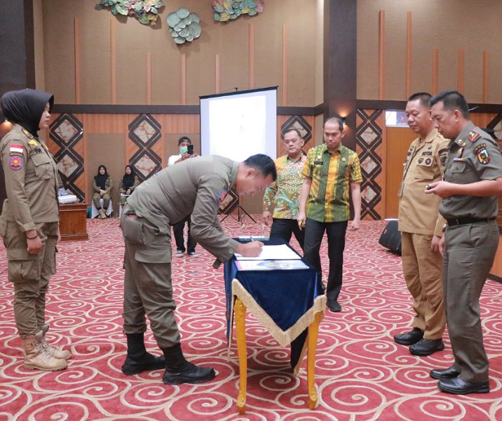 THL Satpol PP Pekanbaru saat menandatangani perpanjangan kontrak kerja di Aula Gedung Utama Kompleks Perkantoran Tenayan Raya pada 28 Desember 2023. Foto: Istimewa.
