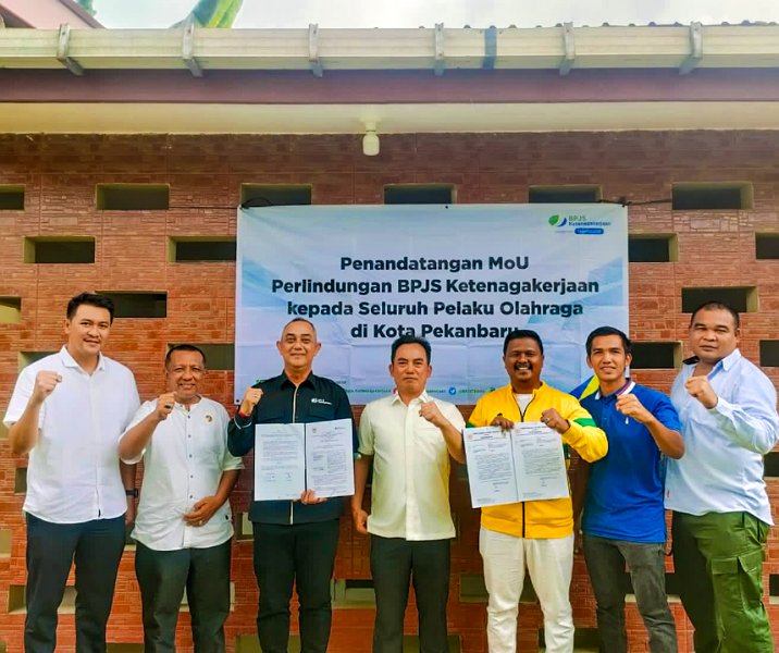 KONI dan BPJS Ketenagakerjaan Pekanbaru menandatangani kerja sama untuk para atlet pada 27 Desember 2023. Foto: Istimewa.