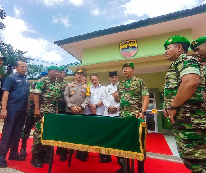 Danrem 031 Wira Bima Brigjen TNI Dany Rakca menandatangani prasasti Kantor Koramil 07 Tenayan Raya dan Kantor Koramil 08 Rumbai Barat pada 29 Desember 2023. Foto: Istimewa.