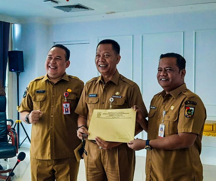 Serah terima jabatan Kepala Dinkes Pekanbaru dari Dokter Zaini Rizaldy (kiri)) kepada Dokter Arnaldo Eka Putra (kanan) di Gedung Utama Kompleks Perkantoran Tenayan Raya, Selasa (2/1/2024). Foto: Istimewa.