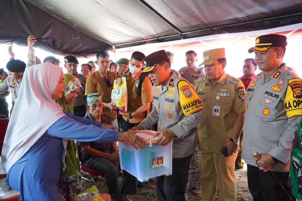  Wakapolda Riau Brigjen Pol K. Rahmadi serahkan bantuan untuk korban terdampak banjir di Rokan Hulu