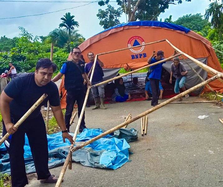 Dinsos dan BPBD Pekanbaru mendirikan tenda bagi korban banjir pada 3 Januari 2024. Foto: Istimewa.