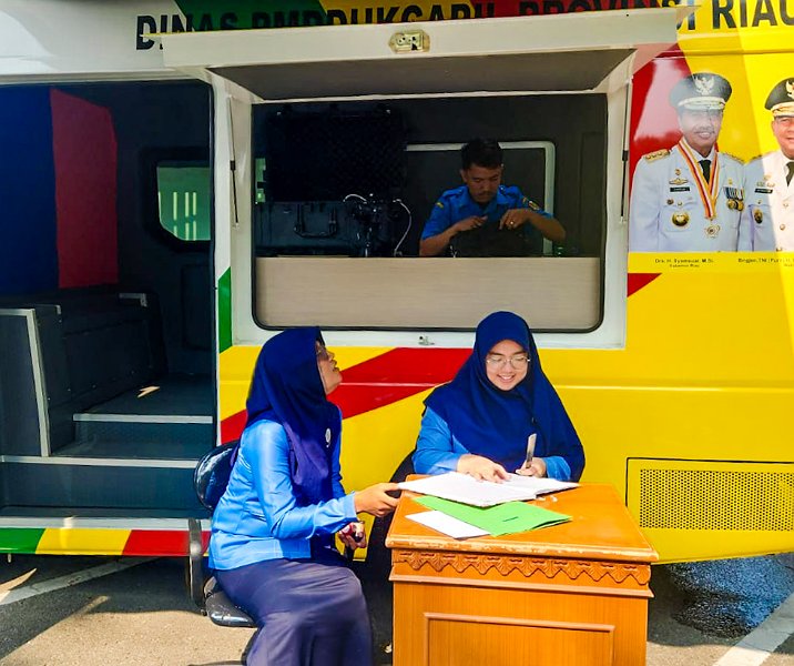 Mobil Adminduk hanya bisa beroperasi di halaman Disdukcapil Pekanbaru tahun ini. Foto: Istimewa.