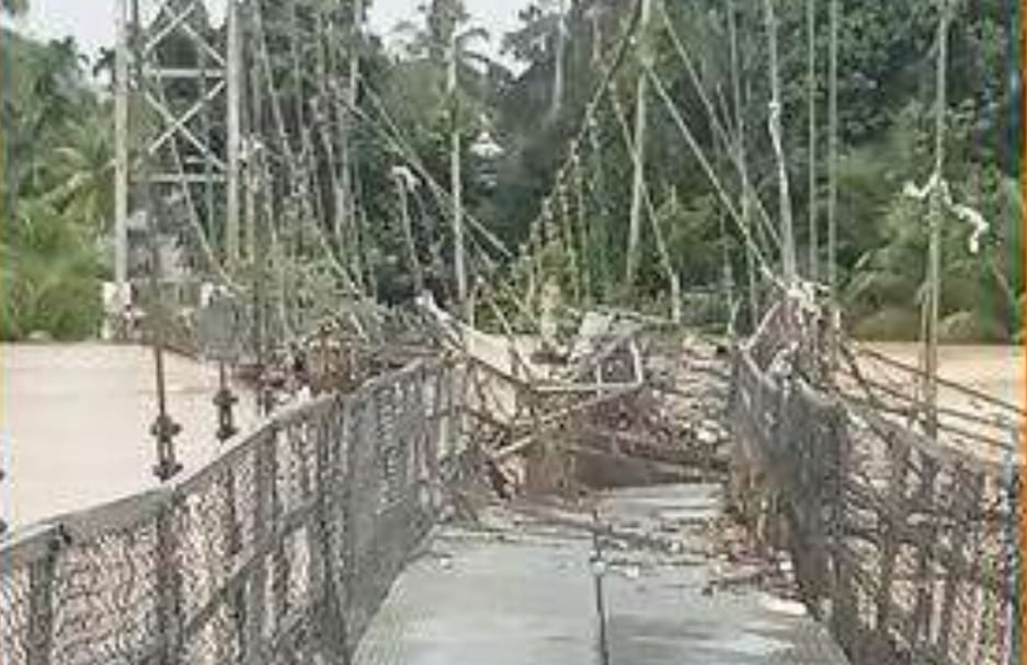 Jembatan di Riau yang ambruk diterjang banjir