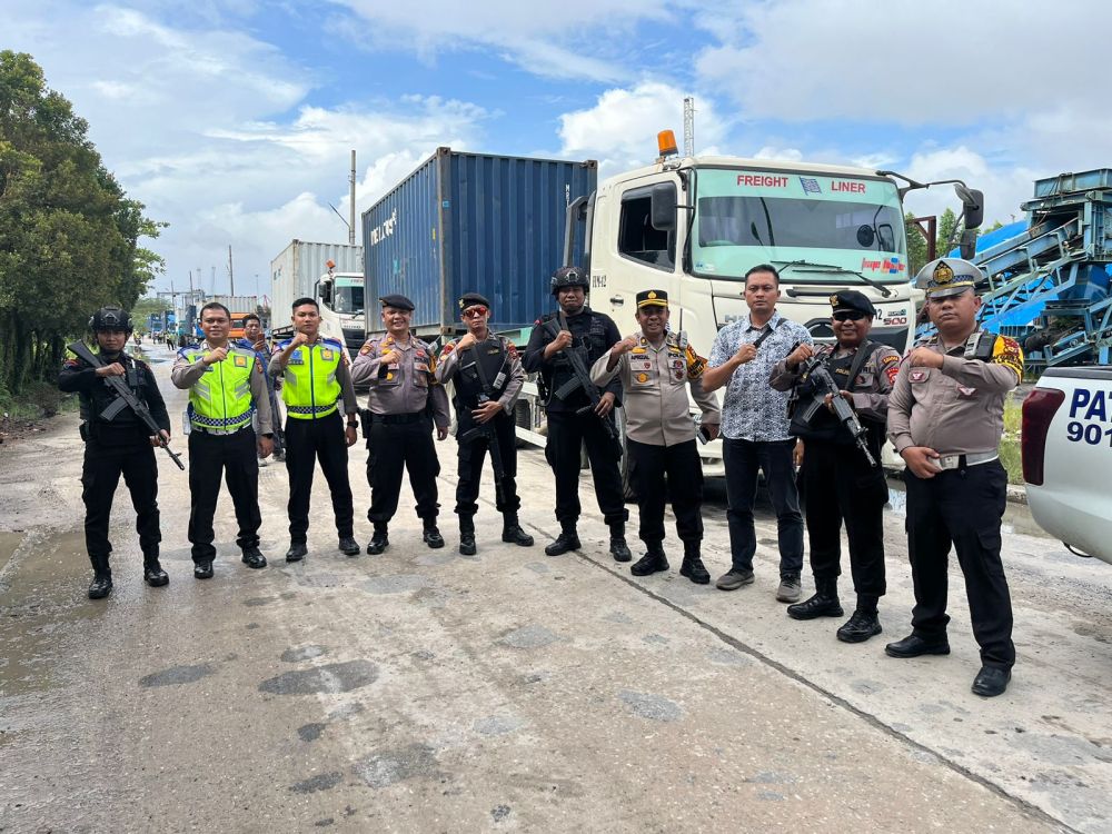 Personel kepolisian yang amankan distribusi surat suara ke Rokan Hilir