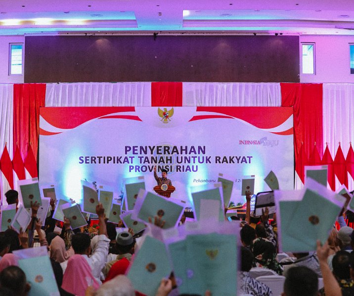 Wamen ATR/BPN Raja Juli Antoni mengajak 500 masyarakat menunjukkan sertifikat tanah hasil PTSL di Auditorium Rusli Zainal Dinas PU Riau, Senin (8/1/2024). Foto: Istimewa.