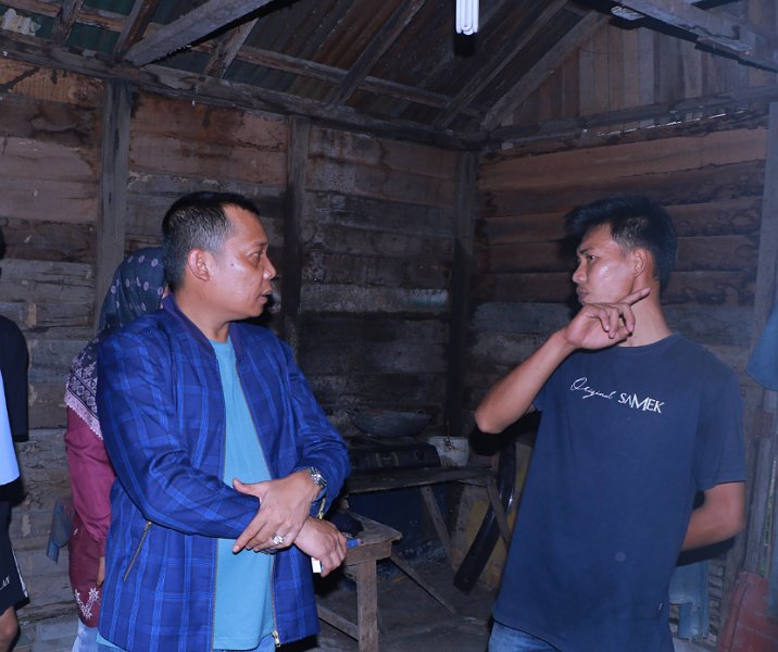Pj Wali Kota Pekanbaru Muflihun berbincang dengan salah seorang anggota keluarga rumah tak layak huni di Jalan Garuda Sakti, Minggu (7/1/2024). Foto: Istimewa.