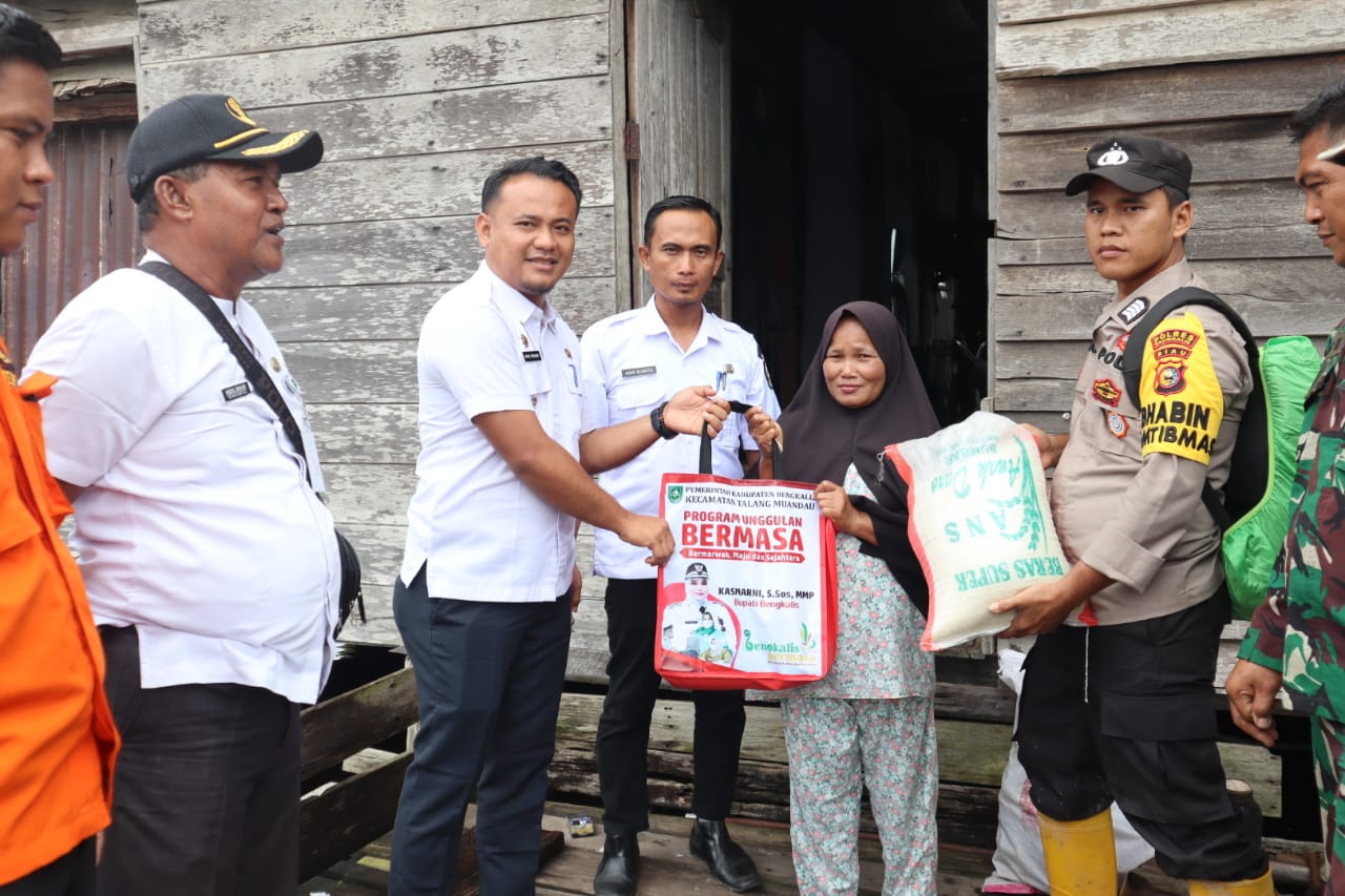 Penyerahan bantuan untuk korban banjir di Talang Muandau