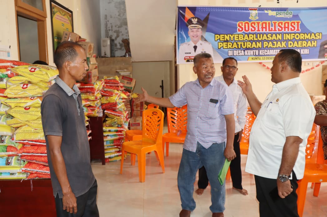 Penyaluran bantuan pada warga terdampak banjir di Kampar Kiri