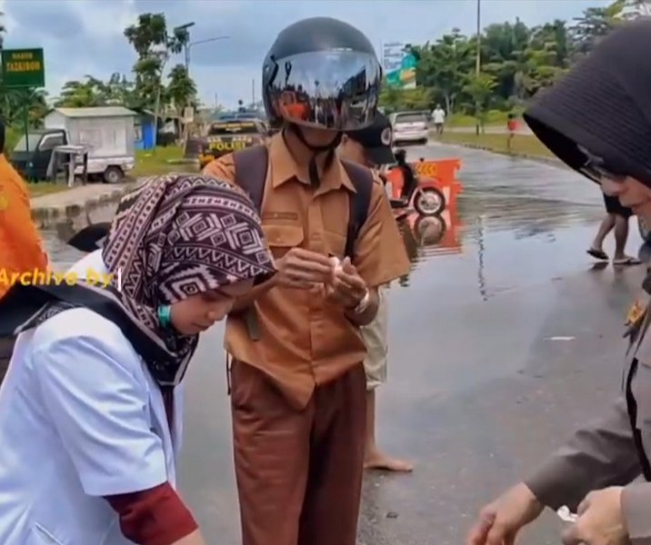 Petugas medis membagikan obat-obatan kepada pelajar yang terdampak banjir di Meranti Pandak, Rumbai. Foto: Istimewa.